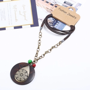 Collana boho vintage con ciondolo a goccia mandala in bronzo su disco di legno marrone