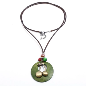 Sautoir rétro style punk avec anneau en bois vert et pendentifs cerises sur cordon ciré