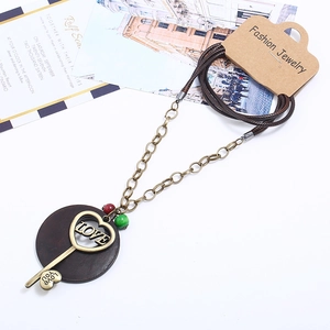 Collana lunga etnica boho con grande ciondolo in legno e chiave LOVE in bronzo antico