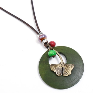 Collier Pendentif Feuille de Ginkgo en Bois et Alliage Rétro Style Ethnique Bohème Chaîne de Pull Longue Bijoux Décoratifs pour Femmes