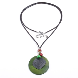 Collier style vintage avec grand pendentif vert et cordon de cire marron pour femme