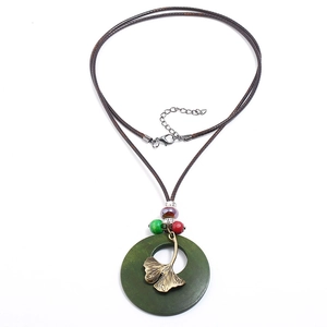 Collier multicouche vintage avec pendentif feuille de bronze et perles colorées sur cordon