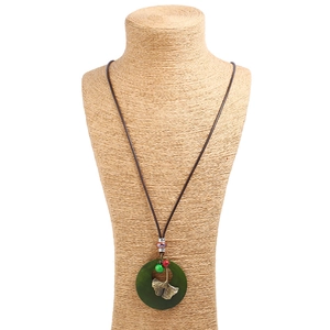 Collier vintage avec feuille de ginkgo en bronze sur cordon marron et perles colorées