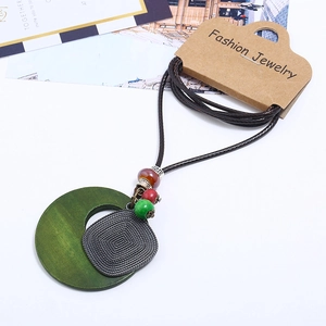 Long collier vintage en cordon ciré avec pendentif rond vert et accents métalliques
