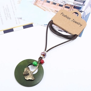 Collier multicouche bohème avec pendentif feuille de ginkgo en bronze et perles