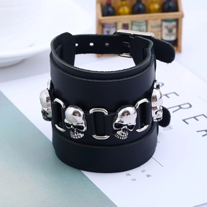 Bracciale largo da uomo in pelle nera stile punk con teschi d'argento e fibbie in metallo