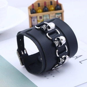 Bracciale largo in pelle nera punk con tre teschi d'argento e chiusura con fibbia regolabile
