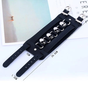 Bracciale punk largo in pelle da uomo con quattro teschi in metallo e doppia fibbia