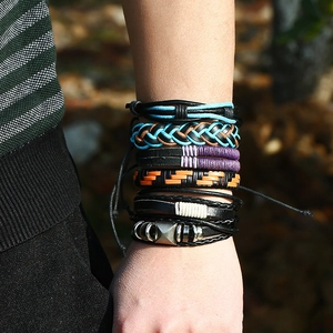 Bracelet multicouche en cuir style punk avec cordes tressées et rivets porté en extérieur