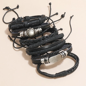 Detail von 6-teiligem schwarzem Lederarmband-Set mit gewebten Seilen und Metallanhängern