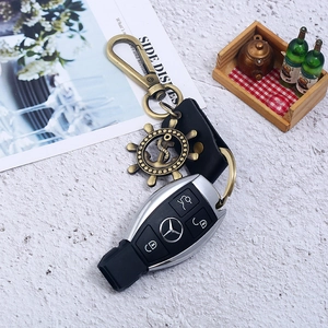 Detailansicht von Mercedes-Benz Schlüsselanhänger aus Leder mit Anker- und Steuerrad-Motiv