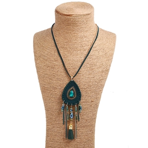 Collana lunga bohémien con ciondolo a goccia verde, nappe di perline e catena dorata