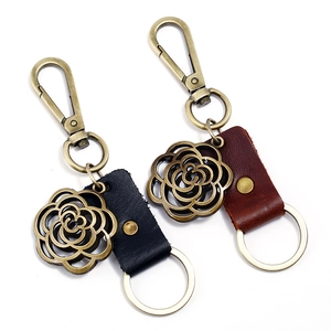 Vintage Cowhide Leather Keychain For Men Women Bronze Zinc Alloy Hollow Flower Pendant Rivet Key Ring Retro Bag Accessory
