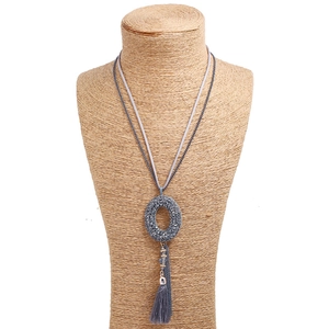 Collana lunga alla moda con nappe grigio-blu e ciondolo con strass lucidi