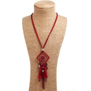 Collier attrape-rêves rouge ethnique avec perles tissées main et longs glands soyeux