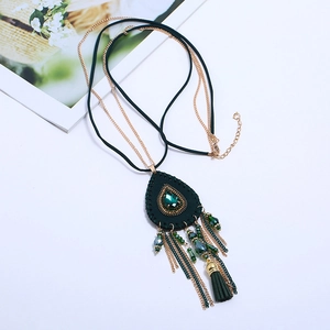 Collana boho multistrato con pietre verde smeraldo e dettagli di nappe eleganti