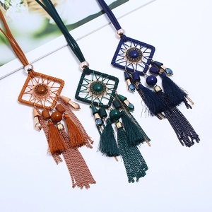 Colliers attrape-rêves bohèmes avec centre en gemme et pompons en coton colorés