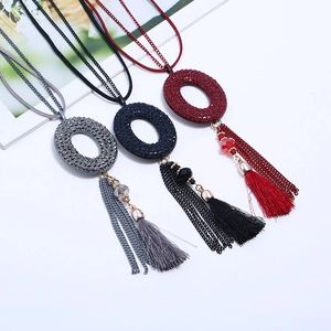 Tre eleganti collane lunghe con nappe grigie, blu e rosse con strass scintillanti