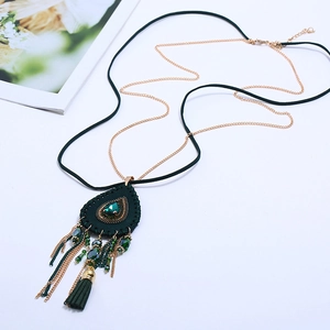 Collana lunga bohémien con nappa, ciondolo a goccia verde scuro e catena di perline oro
