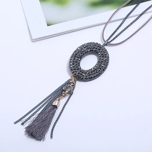 Collana lunga in lega alla moda con strass grigi ed elegante pendente a nappa