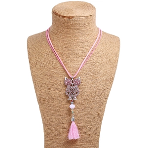Collana maglione alla moda con gufo rosa con strass e nappe a frangia lunga