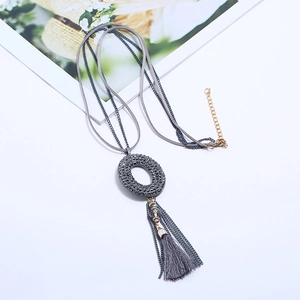 Collana lunga con nappe alla moda e ciondolo in cristallo grigio scuro su base bianca