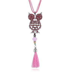 Dettaglio del ciondolo a civetta con strass rosa, perle colorate e nappe in seta