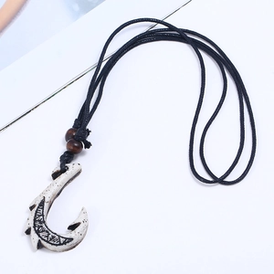 Collier pendentif hameçon tribal en résine avec gravures rétro et perles en bois