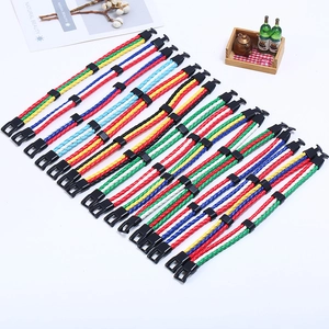 Bracelets tressés en cuir PU aux couleurs nationales avec fermoirs en plastique noir