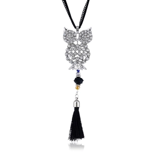Vista dettagliata della collana con ciondolo a gufo con strass e nappa decorativa