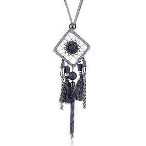 Détail du collier attrape-rêves avec pierre violette et pampilles argentées