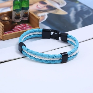 Gros plan du bracelet en cuir tressé bleu et blanc avec anneaux et fermoir en métal noir