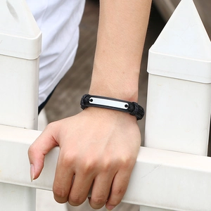 Bracelet pour homme en cuir noir tressé avec plaque métallique polie sur le poignet