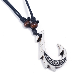 Collier Pendentif Hameçon en Résine Artisanale Tribale Vintage pour Hommes Style Polynésien Cordon Ciré Tressé Bijoux