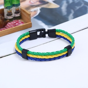 Gros plan sur un bracelet tressé triple couche aux couleurs du Brésil avec fermoir noir