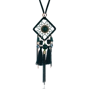 Vue détaillée du pendentif attrape-rêves bohème avec perles émeraude et longues franges