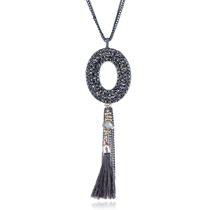 Dettaglio della collana con nappine, strass grigio scuro e frangia in seta fine