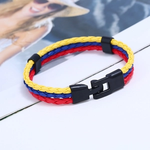 Vue détaillée du bracelet tressé en cuir tricolore jaune, bleu et rouge avec fermoir noir