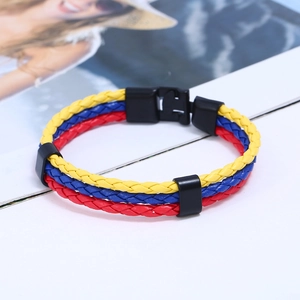 Bracelet tressé en cuir à trois couches avec rayures jaune bleu rouge et fermoir noir