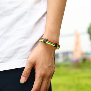 Bracelet tressé en cuir tricolore rouge, jaune et vert avec fermoir noir élégant
