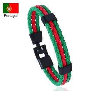 Détail du bracelet tressé Portugal en cuir avec cordons rouge et vert et fermoir noir