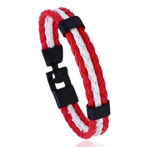 Vue détaillée du bracelet tressé en cuir PU aux couleurs du Canada avec fermoir noir mat