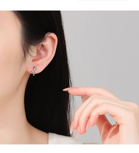 Detailed close-up of S925 silver snake earring with emerald eye and sparkling stones