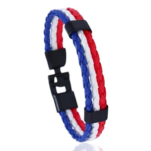 Détail du bracelet tressé en cuir PU aux couleurs de la France avec boucle noire