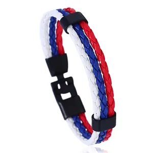 Détail du bracelet tressé en cuir tricolore avec fermoir aux couleurs de la Russie