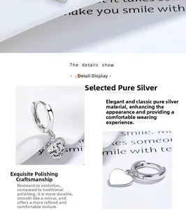 Détails macro des boucles d'oreilles cœur en argent S925 avec finition polie et poinçon