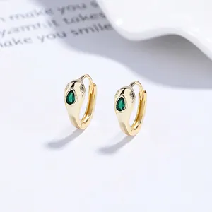 Elegante S925 zilveren slangenkop oorringen met een peervormige groene zirkonia steen