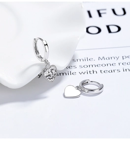 Gros plan sur les boucles d'oreilles cœur en argent S925 avec pavé de zircones