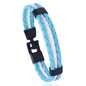 Détail du bracelet de sport tressé en cuir aux couleurs de l'Argentine et fermoir noir