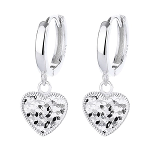 Boucles d'oreilles cœur en argent massif S925 avec finition effet glace pilée